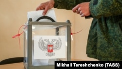 Бойовики угруповання «ДНР» (на фото в камуфляжі російського зразка) вже голосували достроково. Донецьк, 6 листопада 2018 року