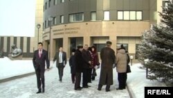 Группа людей у здания генеральной прокуратуры. Астана, 29 января 2009 года. 
