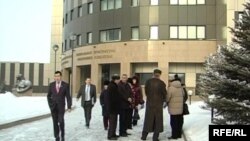 Люди у здания генеральной прокуратуры в Астане. Иллюстративное фото. 