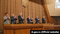 УКРАИНА - В крымском парламенте аплодируют поправкам в Конституцию России