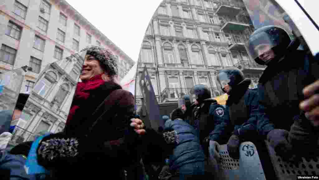 Активісти Євромайдану провели акцію &laquo;Не дамо нікому забути 30.11&raquo;, Київ, 30 грудня 2013 року. На фото люди стоять перед міліцейським кордоном із дзеркалами, щоб змусити бійців подивитися собі в очі