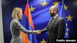Ministrul armean de externe, Ararat Mirzoian, îi strânge mâna șefei politicii externe a UE, Kaja Kallas, la Bruxelles, pe 14 aprilie. 