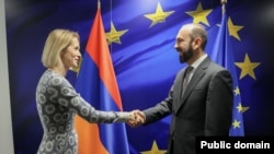 Armenian Foreign Minister Ararat Mirzoyan shakes hands with EU foreign policy chief Kaja Kallas in Brussels on April 14. 