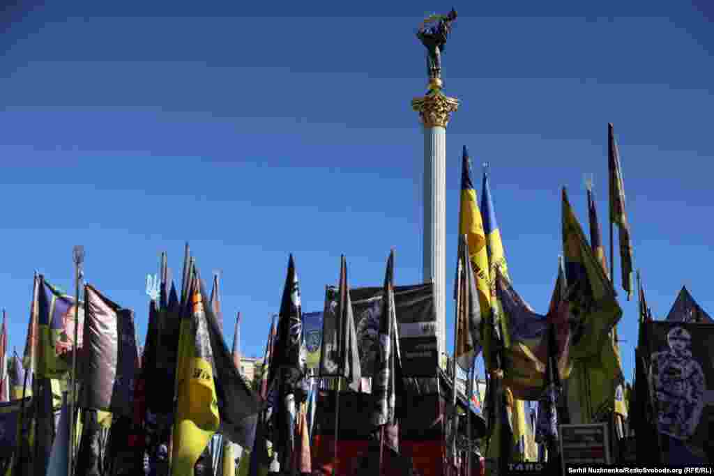 Народний меморіал з прапорців на честь загиблих захисників України на Майдані Незалежності у Києві, 1 жовтня 2026 року