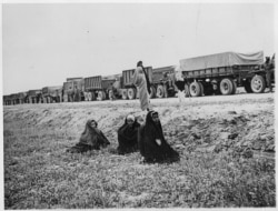 Американские грузовики на пути в СССР через Иран (1943)
