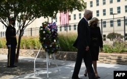 Джо и Джил Байдън по време на възпоменателната церемония в Пентагона