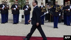 Франсуа Олланд инаугурацияда Елисей сарайына келе жатыр. Париж, 15 мамыр 2012 жыл.