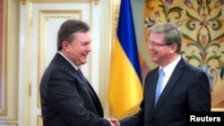 Președintele Viktor Yanukovych la o întîlnire cu comisarul european Stefan Füle la 19 noiembrie, la Kiev