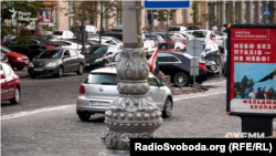 Кортеж перетинає подвійну суцільну смугу за сто метрів від автомобіля поліції