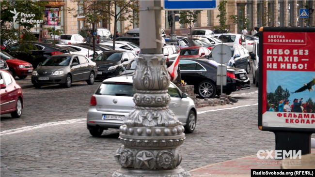 Кортеж перетинає подвійну суцільну смугу за сто метрів від автомобіля поліції