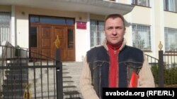 Дзяніс Турчаняк каля абласнога суду