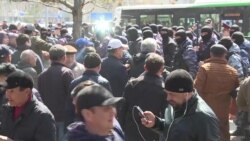У Казахстані бойкотують майбутні президентські вибори. Поліція затримує людей – відео