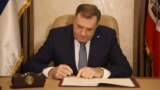 Президентът на Република Сръбска Милорад Додик подписва нови закони, които блокират правомощията на национални органи на Босна и Херцеговина в управляваната от него територия, 5 март 2025 г.