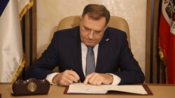 Президентът на Република Сръбска Милорад Додик подписва нови закони, които блокират правомощията на национални органи на Босна и Херцеговина в управляваната от него територия, 5 март 2025 г.