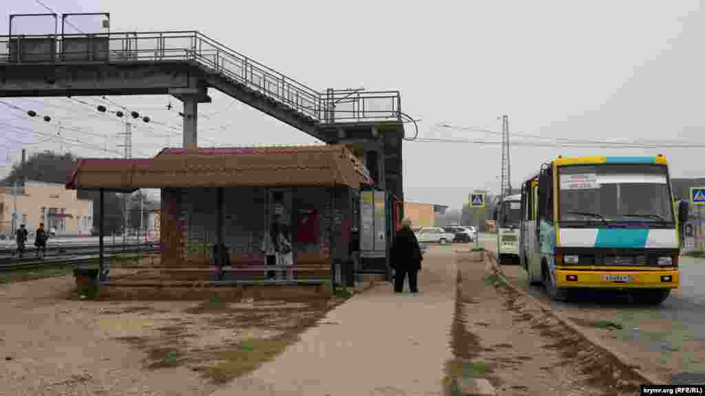 Tren yolunıñ qarşı tarafında, endi Qurman Kemelçi sıñırlarında, yerli avtobuslarnıñ durağı bar 