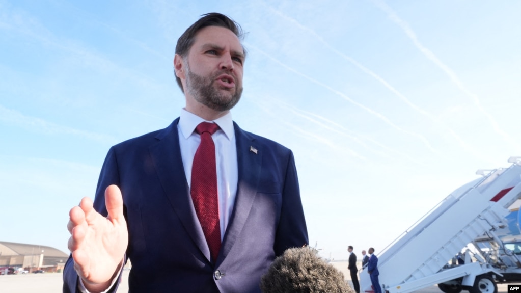 Віцепрезидент США Джей Ді Венс спілкується з журналістами перед посадкою на Air Force Two, вирушаючи до Пакистану для переговорів щодо Ірану. База Ендрюс у штаті Меріленд 10 квітня 2026 року 