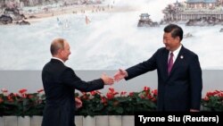 Presidenti i Rusisë, Vladimir Putin dhe homologu i tij kinez, Xi Jinping. Fotografi nga arkivi. 