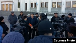 Жители микрорайона Шугыла, приехавшие к акимату Алматы, дают интервью журналистам. Алматы, 25 ноября 2016 года. 