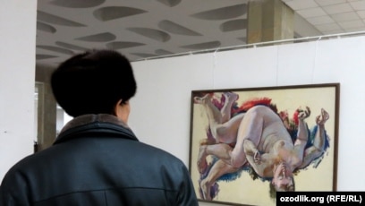 U erini silkitib, ichkariga solib qoyadi Anisa Kate porno tomosha