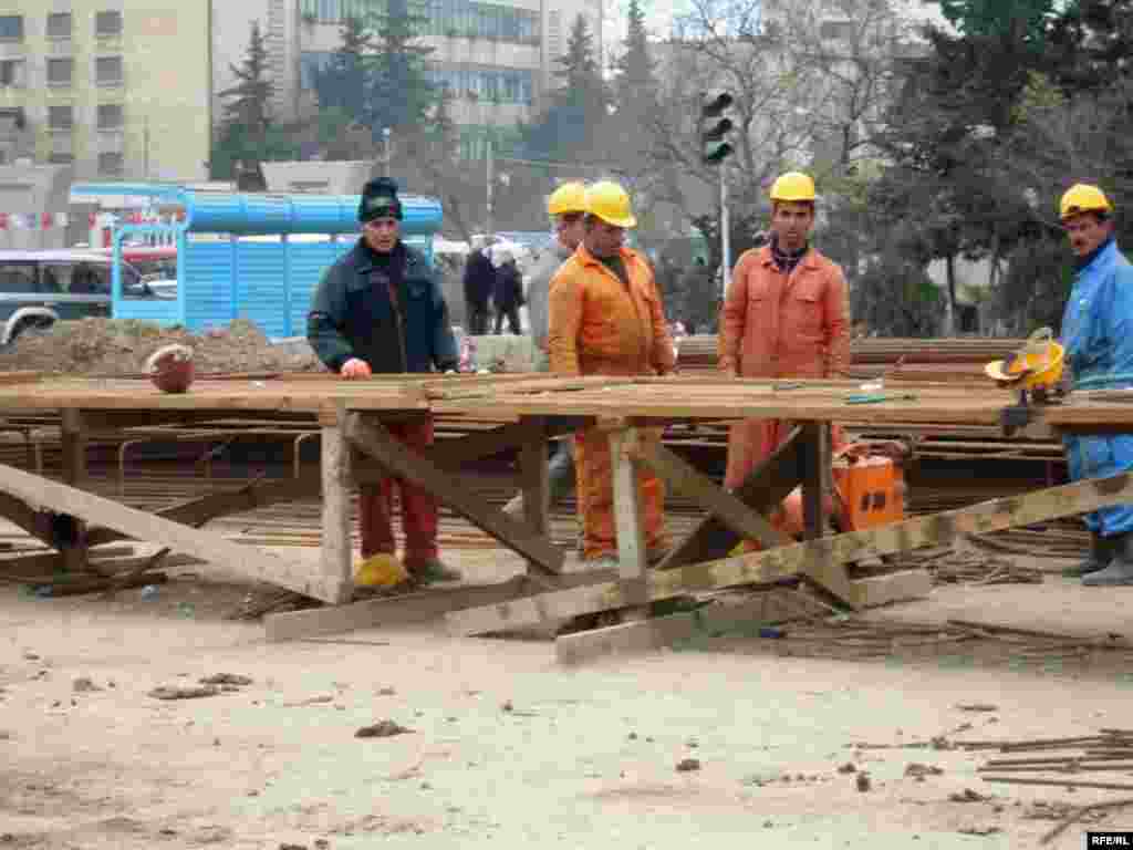 Ziya Bünyadov prospektində tikilən körpüdə çalışanlar iş başındadır