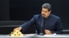 Николас Мадуро перебирает золотые слитки в прямом эфире национального телевидения.