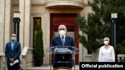 Armenia -- Prime Minister Nikol Pashinian holds a news briefing outside his official resdience, Yerevan, June 4, 2020.