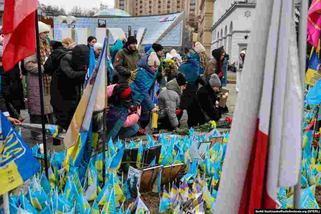 Учасники акції вшановують пам&#39;ять загиблих захисників на імпровізованому меморіалі на майдані Незалежності у Києві