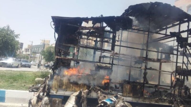 تداوم درگیری در کازرون؛ «خسارت به خودروهای پلیس، به آتش کشیدن شدن یک بانک»