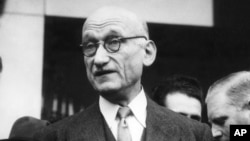 R. Schuman pe treptele Palatului Elysee/Paris, 03.09.1948.