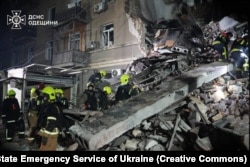 Внаслідок атаки в 4-поверховому житловому будинку на вулиці Прохоровській в центрі Одеси були пошкоджені квартири з другого до четвертого поверхів. Загинули люди. Загалом проти ночі 27 січня 2026 року, за даними ПС ЗСУ, армія РФ запустила по Одесі понад 50 ударних дронів