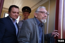 Борис Ходорковский, отец Михаила Ходорковского, в Следственном комитете, 6 августа 2015