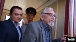Boris Khodorkovsky (right), the father of former Yukos CEO Mikhail Khodorkovsky, leaves the offices of the Russian Investigative Committee, where was summoned for questioning in August in connection to Nefteyugansk Mayor Vladimir Petukhov's murder.