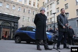 Міхаіл Прохараў і Уладзімір Жырыноўскі прэзентуюць у Маскве сабраны ў Беларусі "Ё-мобиль", 2014 год