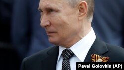 «Георгіївська стрічка» на лацкані піджака президента Росії Володимира Путіна під час святкування Дня перемоги в 2019 році