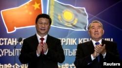 Президент Китая Си Цзиньпин (слева) и президент Казахстана Нурсултан Назарбаев после церемонии запуска проекта газопровода. Астана, 6 сентября 2013 года.