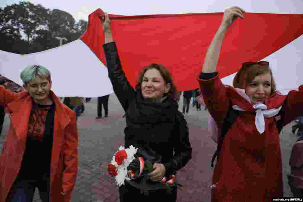 Колонна протестующих двинулась к мемориалу Победы. Активисты возложили цветы к Вечному огню. Завершилось шествие на площади Якуба Коласа, у памятника партизанам. 