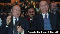 Recep Tayyip Erdoğan (sağda) və Vladimir Putin TürkAxını qaz kəmərinə həsr olunmuş mərasimdə (2020, yanvar)