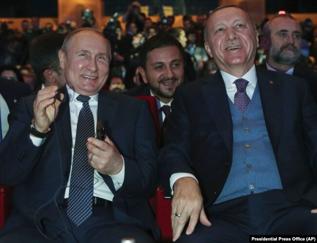 Turski predsjednik Erdoan i ruski predsjednik Vladimir Putin tokom ceremonije izgradnje gasovoda Turski tok u Istanbulu u januaru 2020.