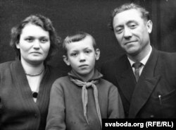 Піянэр Слава з мамай і татам. Бялынічы, 1962