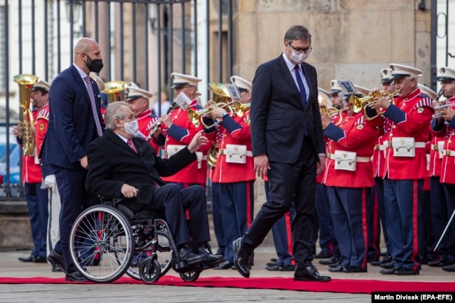 Presidenti çek, Milosh Zeman përdor karrocën për të lëvizur gjatë vizitës në Pragë të presidentit të Serbisë, Aleksandar Vuçiq. 18 maj 2021.