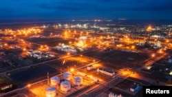 Вид на НПЗ в Волгограде, архив