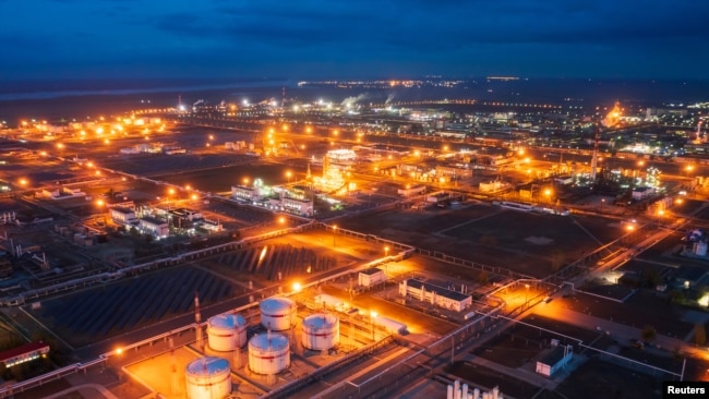 Част от рафинерията на "Лукойл" във Волгоград, която най-малко 4 пъти беше атакувана от Украйна през последните три месеца. Снимката е правена с дрон през април 2022, когато този апарат се свързваше с получаване на хубави изображения, а не с нанасяне на смъртоносни поражения.