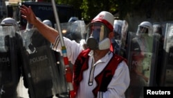 Një pjesëmarrës në protestën antiqeveritare në Tiranë, më 16 tetor.