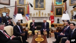 Presidenti amerikan, Donald Trump me kryeministrin britanik, Keir Starmer dhe delegacionet e tyre, në Zyrën Ovale të Shtëpisë së Bardhë.