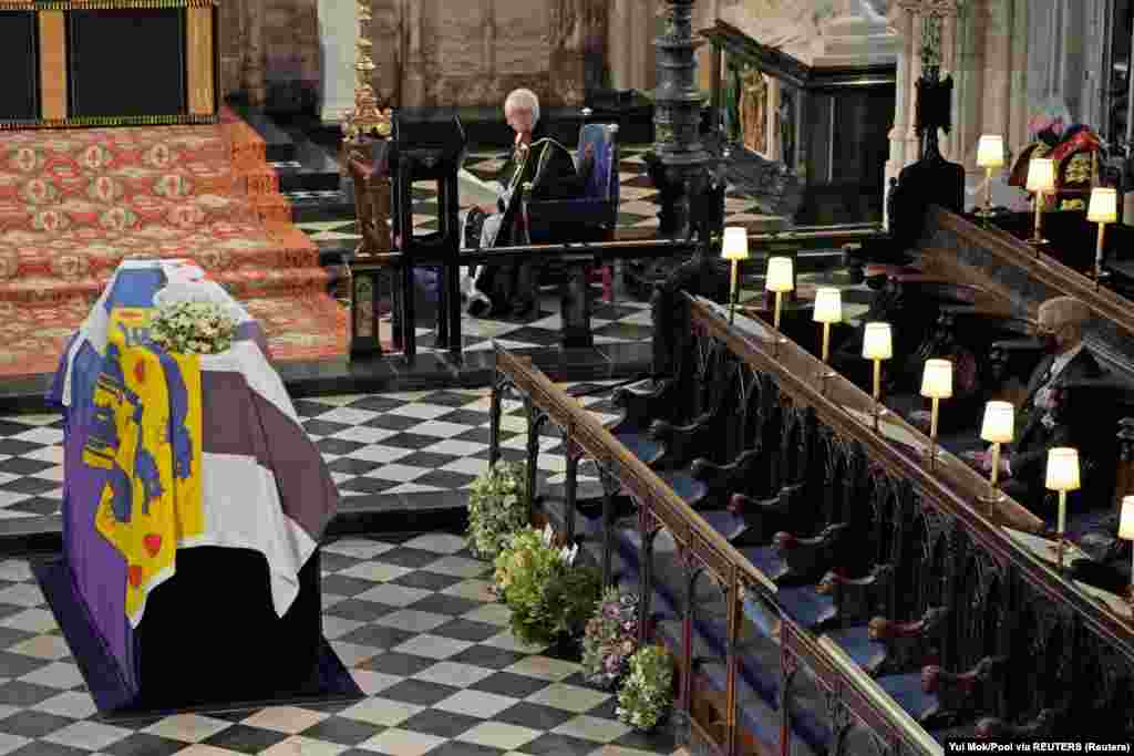 Архієпископ Кентерберійський та принц Ендрю під час похорону британського принца Філіпа, який помер 9 квітня у віці 99 років. Каплиця Святого Георга, Віндзорський замок, Велика Британія, 17 квітня 2021 року