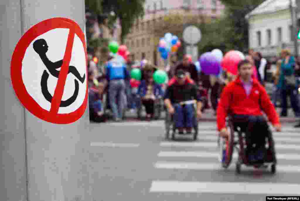 На местах, не приспособленных для инвалидов, участники акции ставили специальный знак