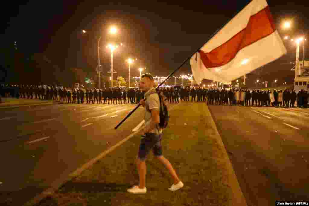 Pamje të përleshjeve mes protestuesve dhe policisë në orët e vona të mesnatës.