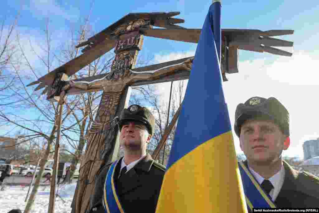 Почесна варта біля меморіального пам&rsquo;ятника Героям Небесної сотні у Києві, 20 лютого 2025 року