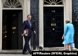Голова Консервативної партії Тереза Мей замінила Дейвіда Камерона на посаді голови британського уряду у червні 2016 року. Камерон оголосив про свою відставку після референдуму про вихід Великої Британії з Євросоюзу