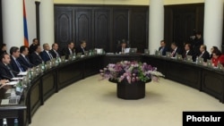 Armenia - Prime Minister Karen Karapetian holds a cabinet meeting in Yerevan, 29Sep2016.